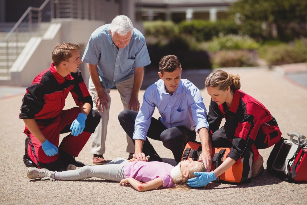 Paramedic at work to rescue an injured